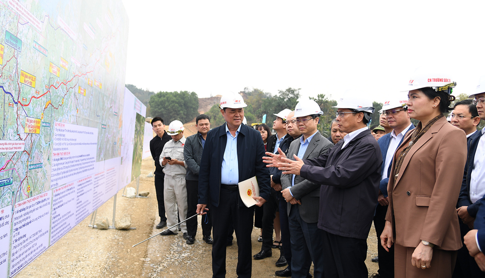Phó Thủ tướng Bùi Thanh Sơn kiểm tra tiến độ Dự án xây dựng cao tốc Tuyên Quang-Hà Giang đoạn qua tỉnh Tuyên Quang tại nút giao Quốc lộ 37 - Ảnh: VGP/Hải Minh