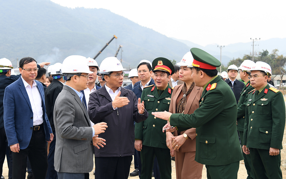 Phó Thủ tướng Bùi Thanh Sơn trao đổi với các đơn vị thi công Dự án - Ảnh: VGP/Hải Minh