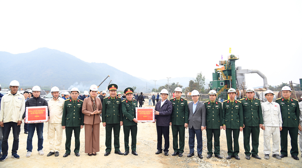 Phó Thủ tướng Bùi Thanh Sơn tặng quà động viên lực lượng thi công Dự án xây dựng cao tốc Tuyên Quang-Hà Giang đoạn qua tỉnh Tuyên Quang - Ảnh: VGP/Hải Minh
