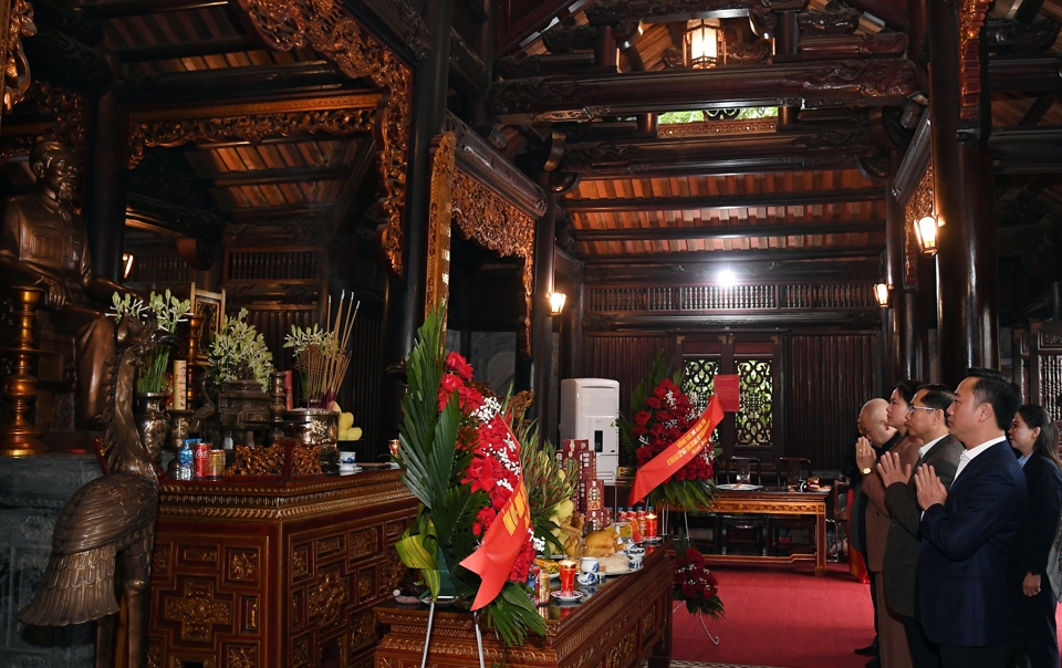 Phó Thủ tướng Bùi Thanh Sơn cùng đoàn công tác dâng hương tại Đền thờ Chủ tịch Hồ Chí Minh tại thành phố Tuyên Quang - Ảnh: VGP/Hải Minh