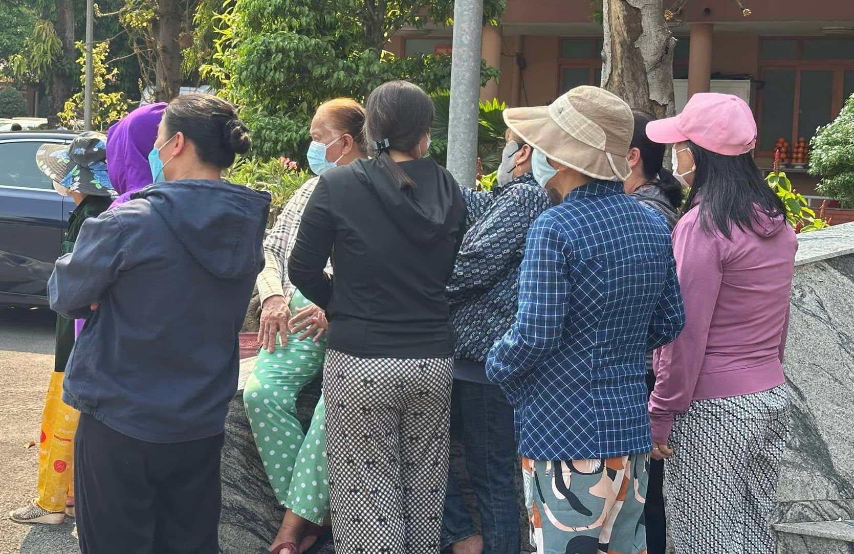 Khán giả đạp xe, đội nắng hàng giờ đợi vào viếng nghệ sĩ Quý Bình- Ảnh 3. Khán giả đạp xe, đội nắng hàng giờ đợi vào viếng nghệ sĩ Quý Bình- Ảnh 3.