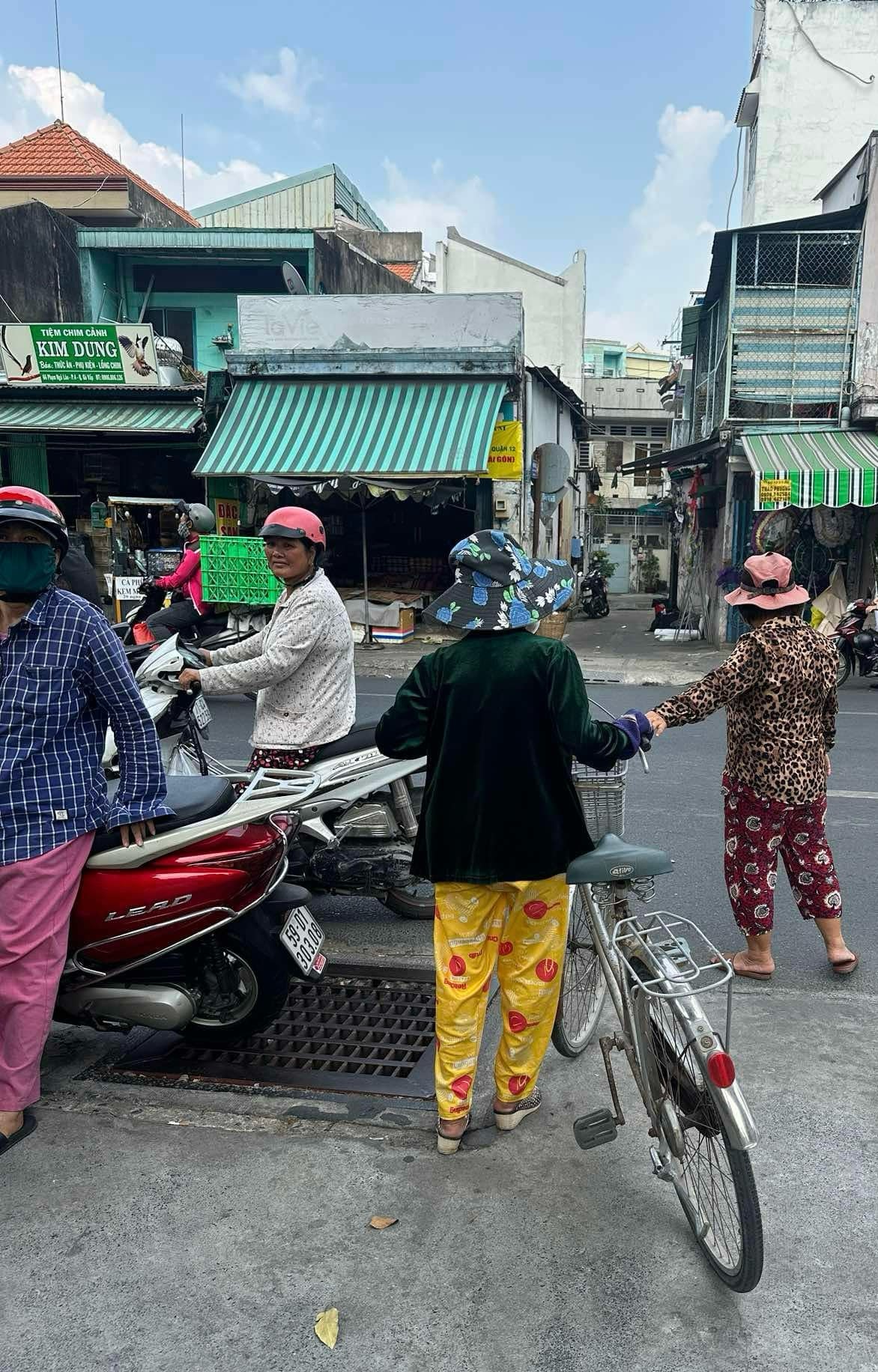 Khán giả đạp xe, đội nắng hàng giờ đợi vào viếng nghệ sĩ Quý Bình- Ảnh 5. Khán giả đạp xe, đội nắng hàng giờ đợi vào viếng nghệ sĩ Quý Bình- Ảnh 5.