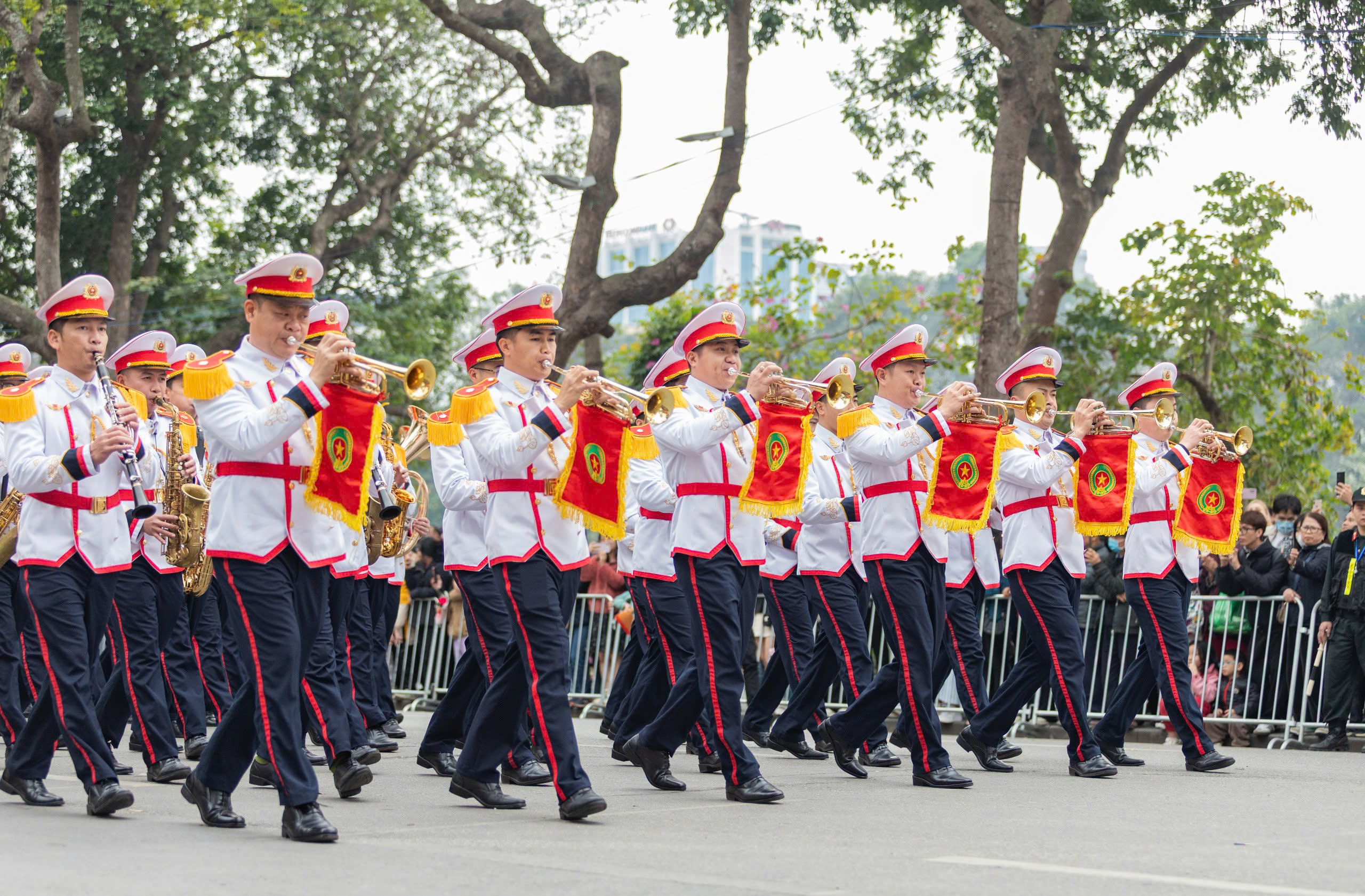 Mãn nhãn với màn trình diễn kỵ binh, cảnh khuyển trấn áp tội phạm bên hồ Gươm- Ảnh 2.