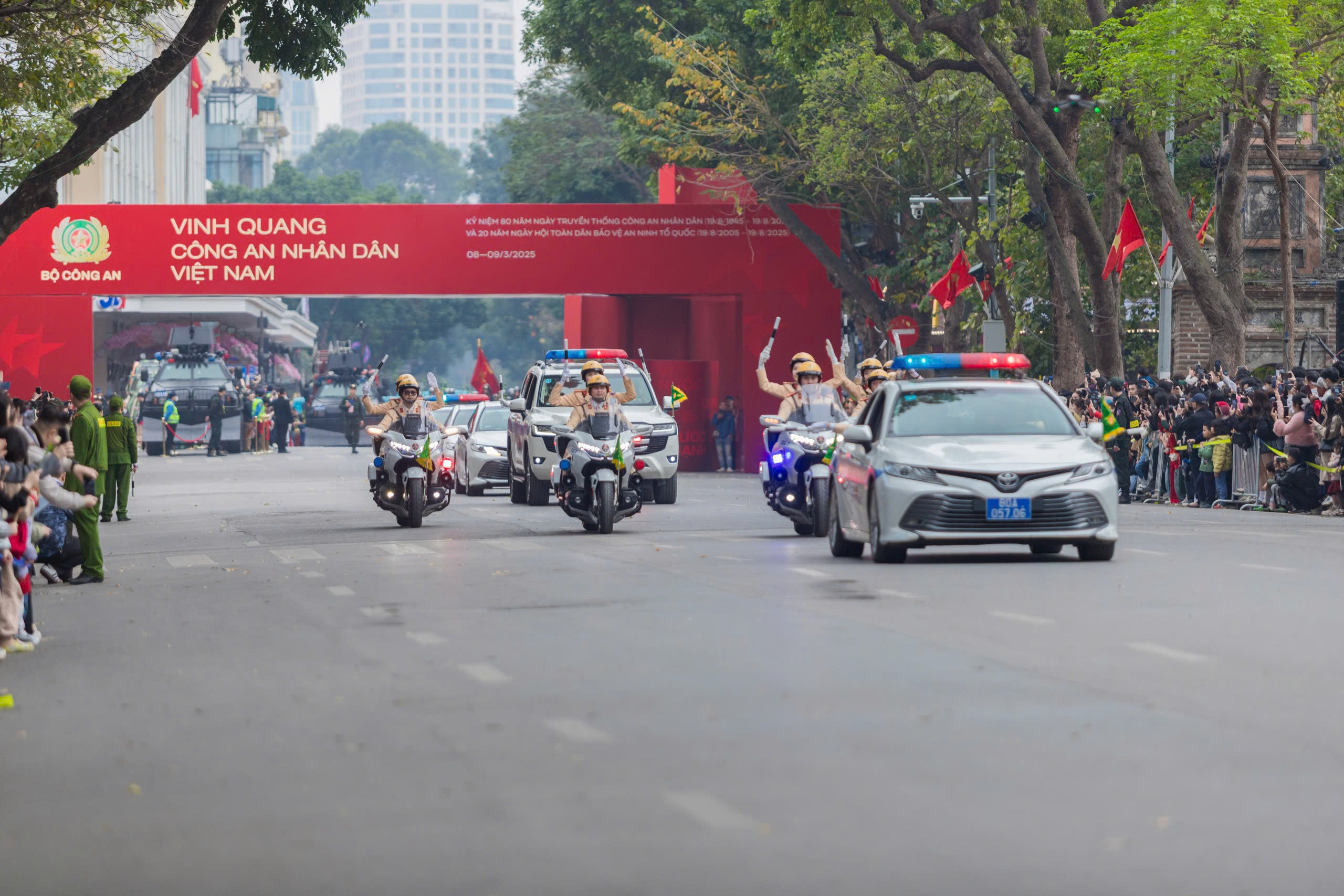 Mãn nhãn với màn trình diễn kỵ binh, cảnh khuyển trấn áp tội phạm bên hồ Gươm- Ảnh 3.