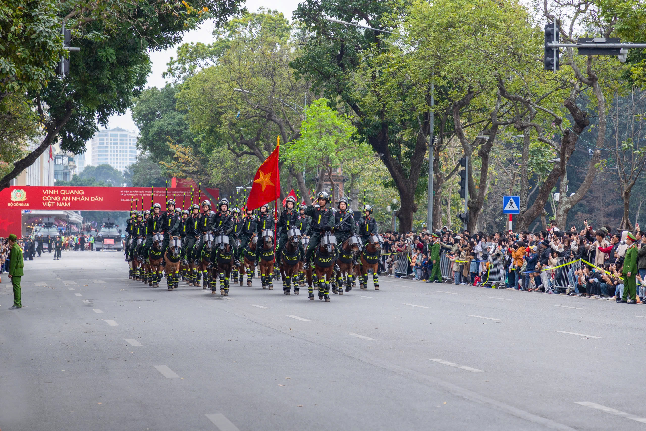 Mãn nhãn với màn trình diễn kỵ binh, cảnh khuyển trấn áp tội phạm bên hồ Gươm- Ảnh 6.