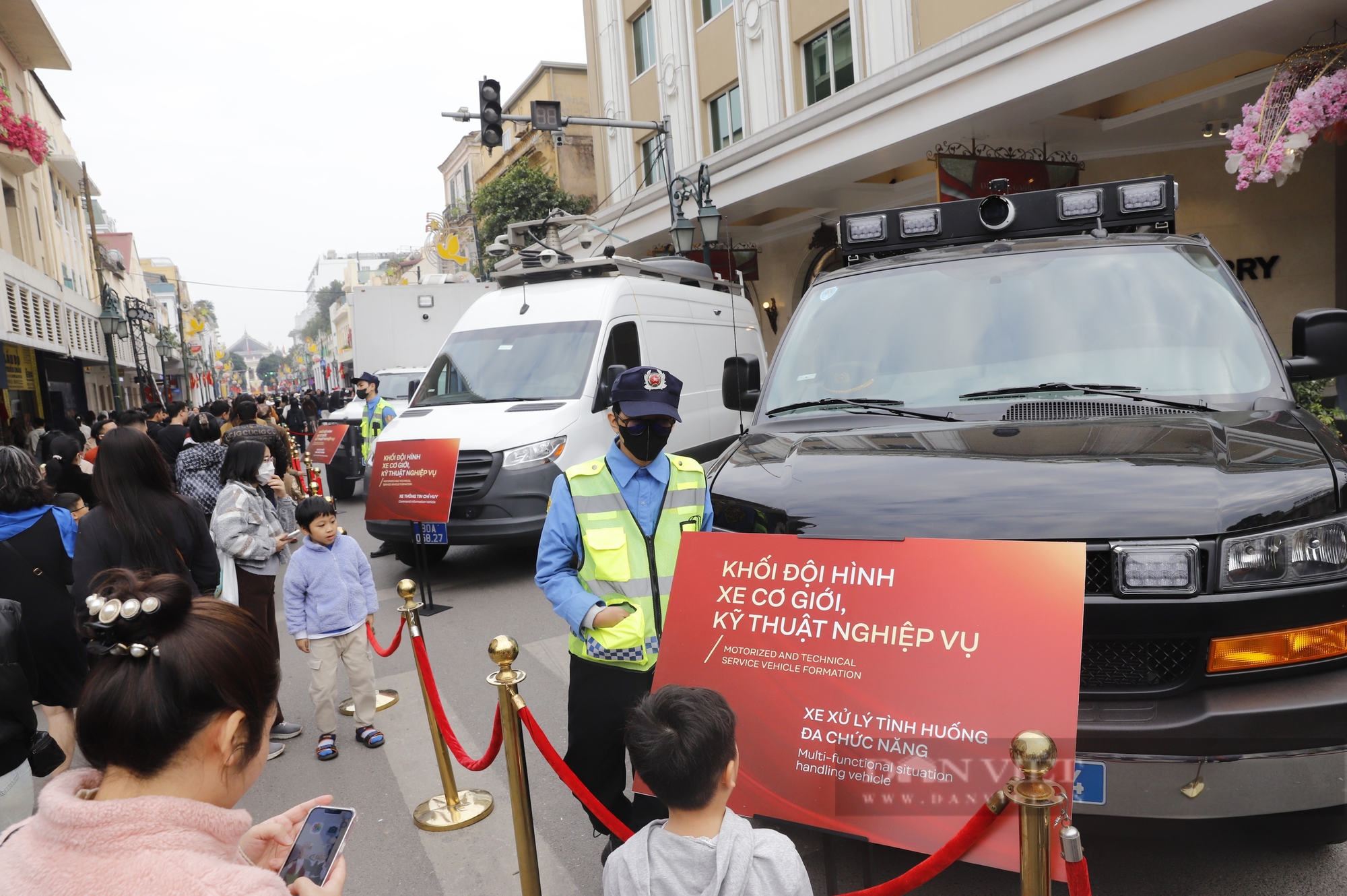 Người dân thi nhau check-in bên dàn xe khủng của công an, trẻ em phấn khích ngồi siêu mô tô tiền tỷ- Ảnh 10.