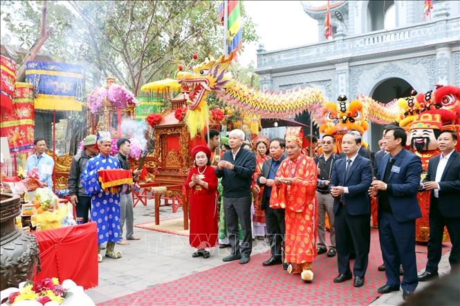 Gìn giữ giá trị di sản văn hóa phi vật thể lễ hội truyền thống Đền Tranh. Các đại biểu và người dân dâng hương. Ảnh: Mạnh Tú/TTXVN