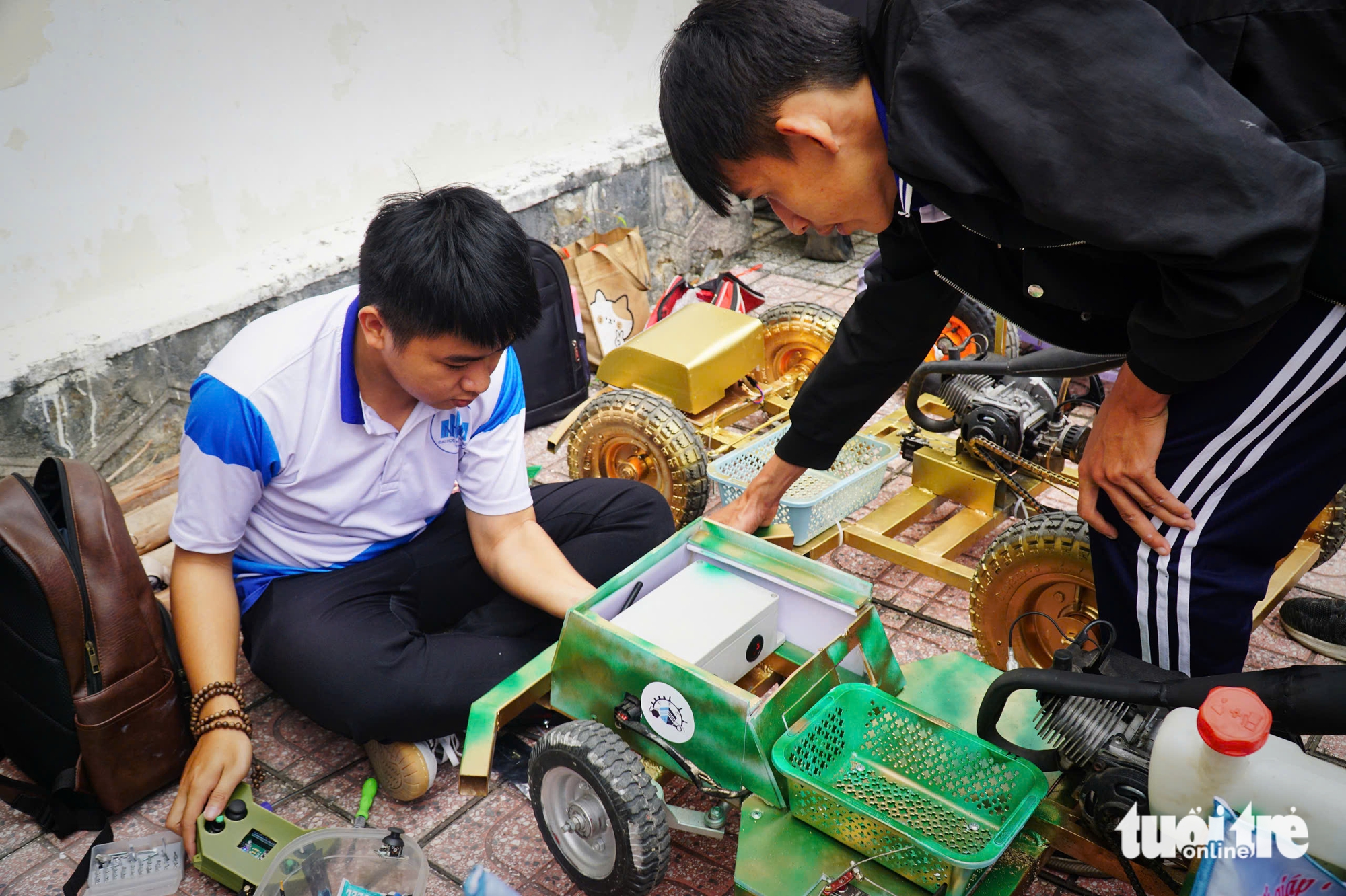 Sinh viên Nha Trang đua tàu thủy tự chế, vận chuyển hàng hóa trên mô hình bến cảng - Ảnh 6.