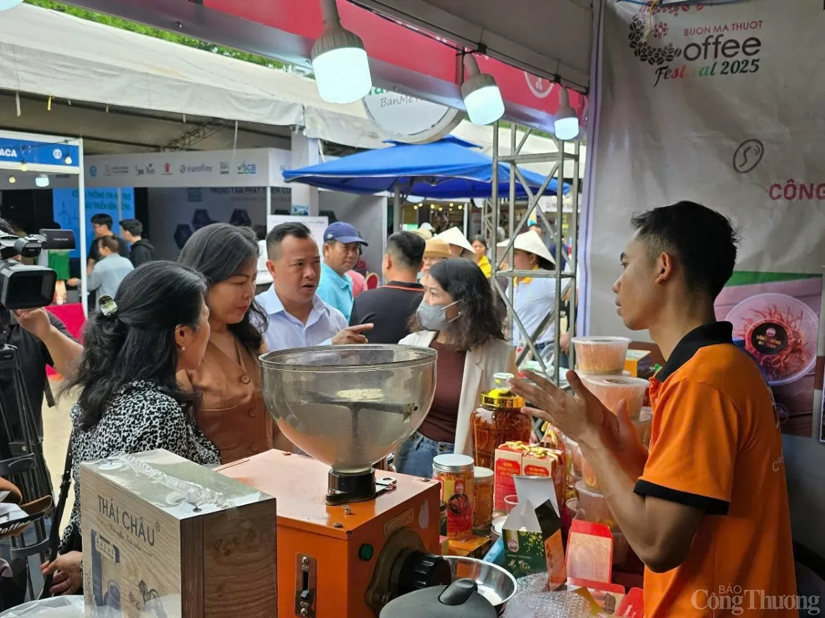 Khai mạc Hội chợ triển lãm cà phê và sản phẩm OCOP