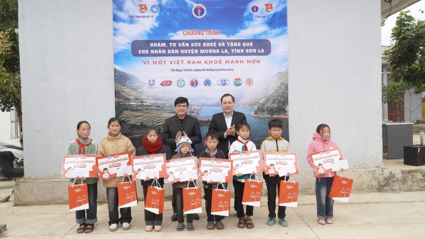 Bộ Y tế tổ chức khám chữa bệnh miễn phí cho đồng bào vùng cao Sơn La- Ảnh 2. Bộ Y tế tổ chức khám chữa bệnh miễn phí cho đồng bào vùng cao Sơn La- Ảnh 2.