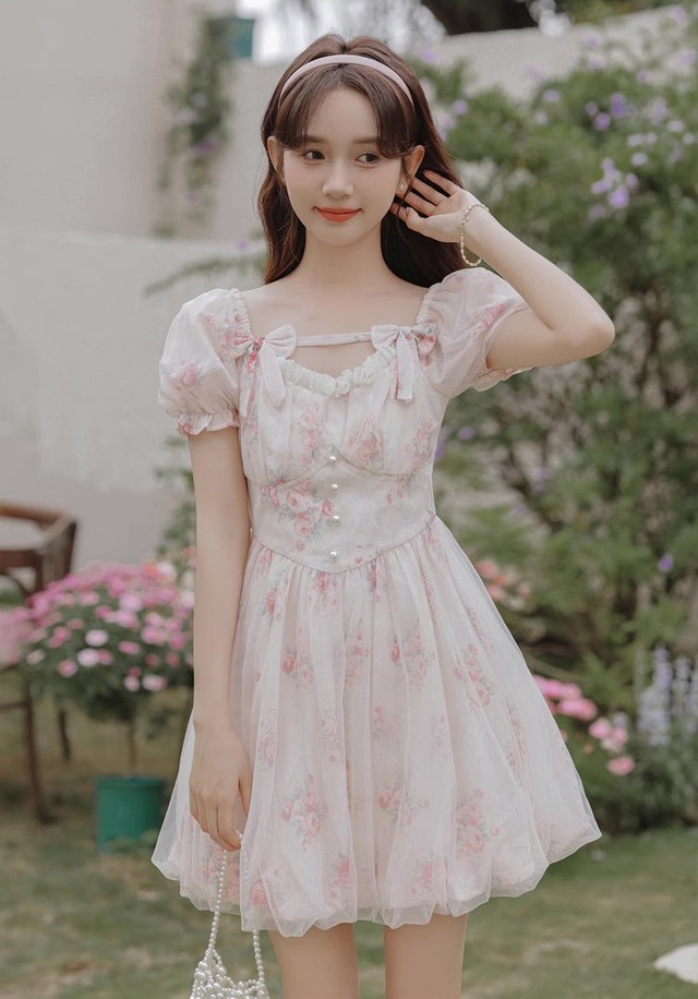 Những bản phối ngọt ngào với váy hoa trong mùa hè này - Ảnh 2.