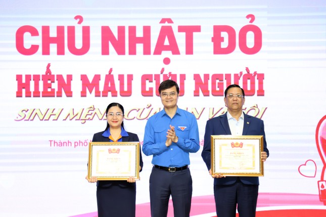 Sinh viên Văn Hiến góp giọt máu tình nguyện trong Tháng Thanh niên ảnh 4