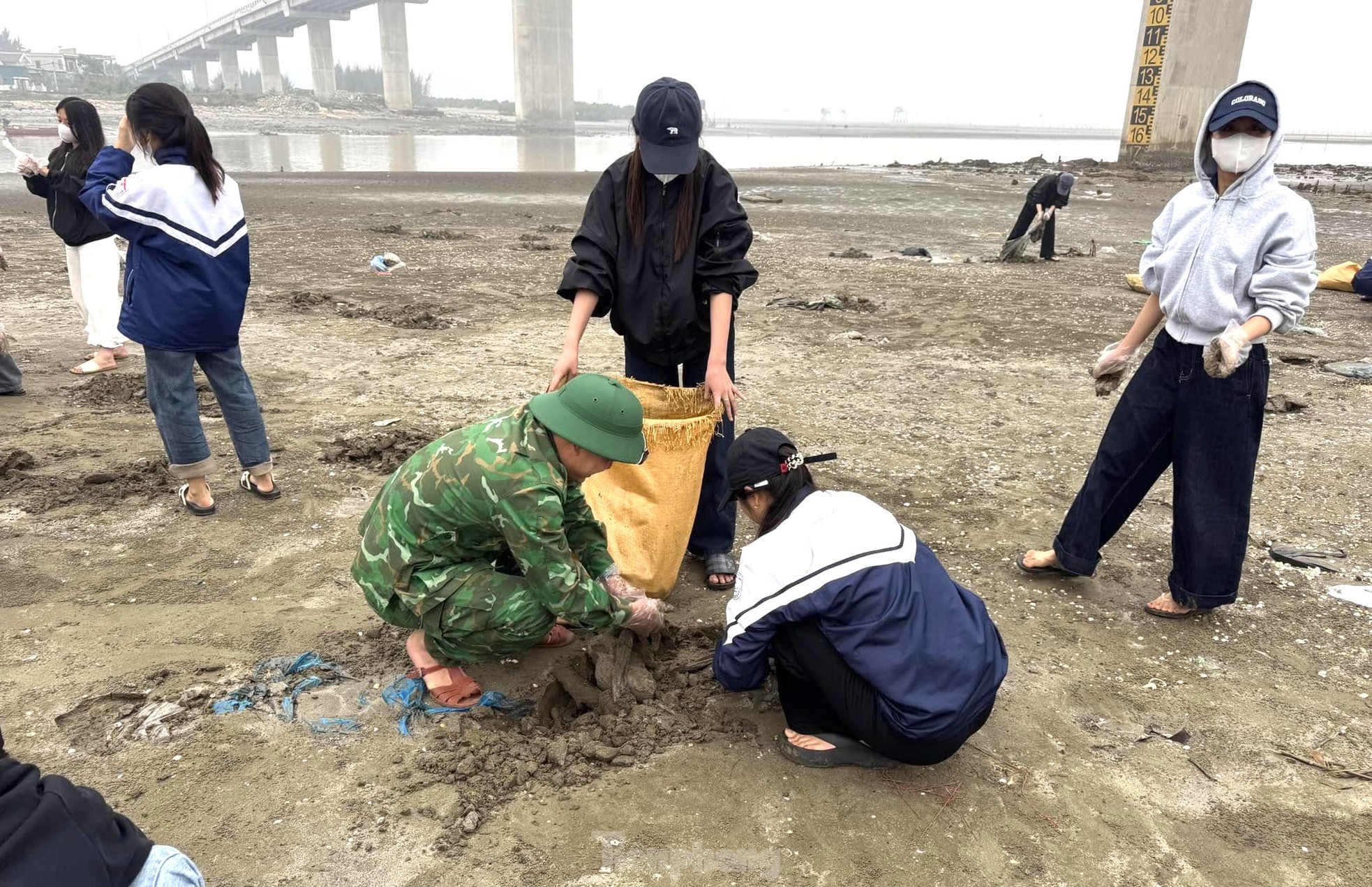 Chiến sĩ bộ đội biên phòng cùng đoàn viên thanh niên làm sạch bãi biển ảnh 6