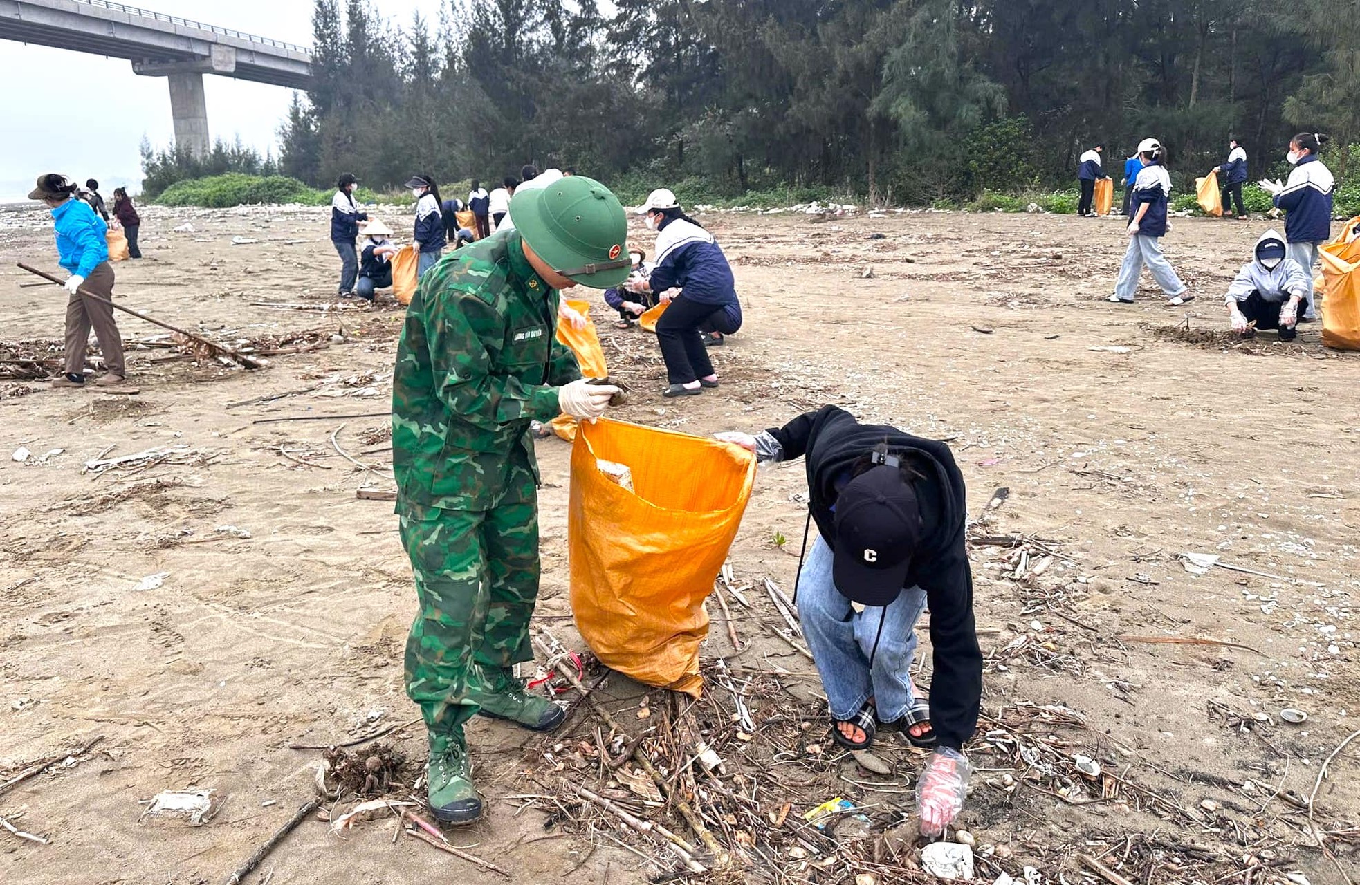 Chiến sĩ bộ đội biên phòng cùng đoàn viên thanh niên làm sạch bãi biển ảnh 8