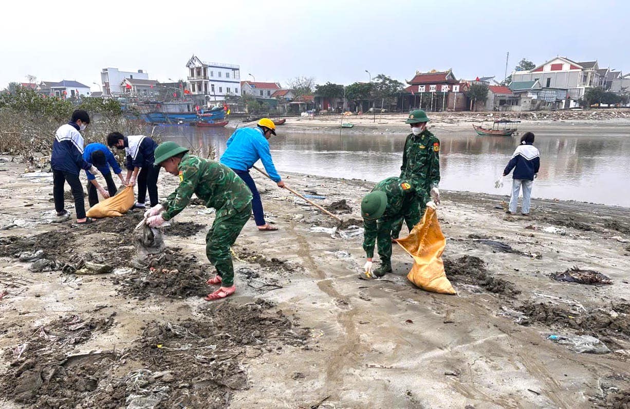 Chiến sĩ bộ đội biên phòng cùng đoàn viên thanh niên làm sạch bãi biển ảnh 9