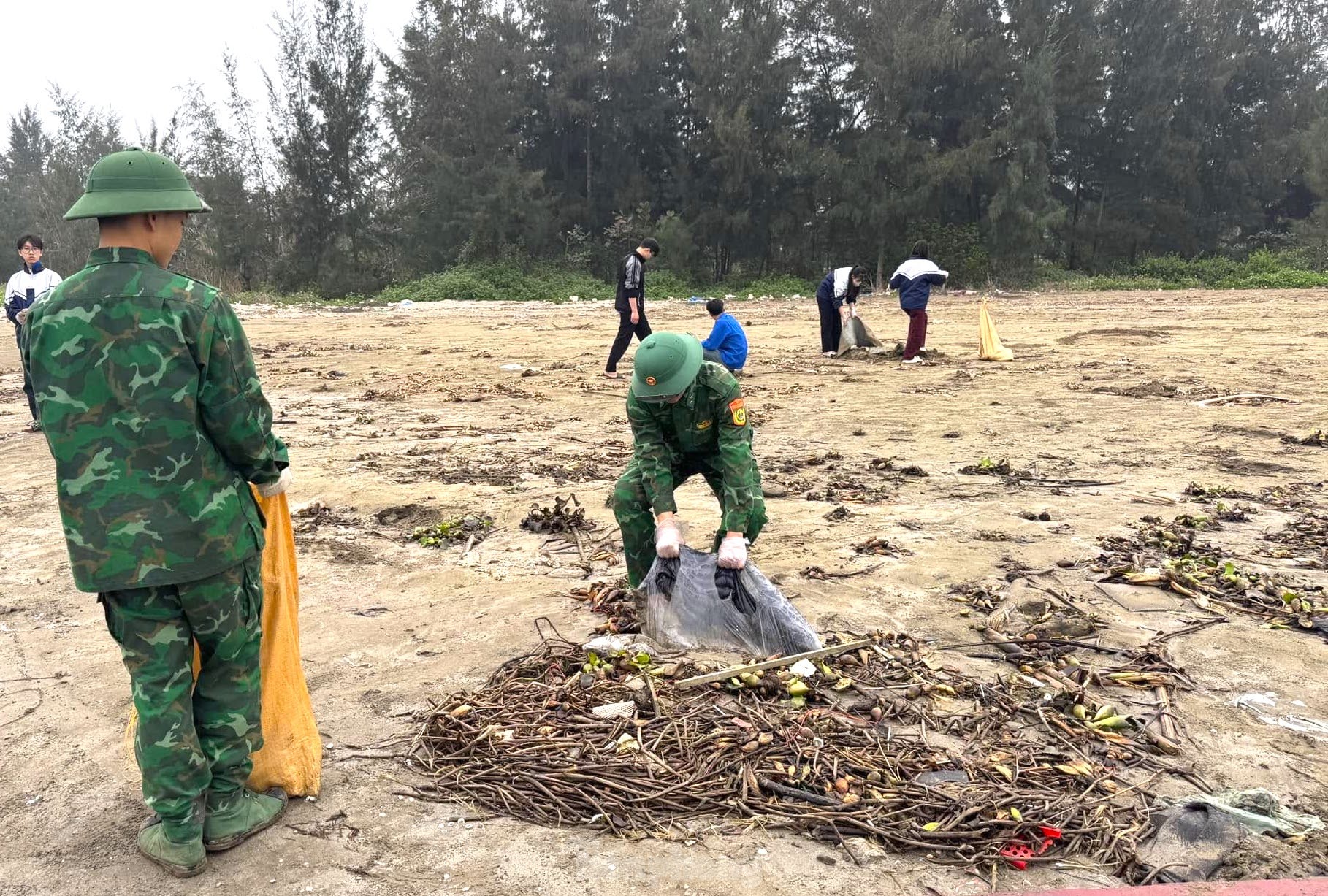 Chiến sĩ bộ đội biên phòng cùng đoàn viên thanh niên làm sạch bãi biển ảnh 11