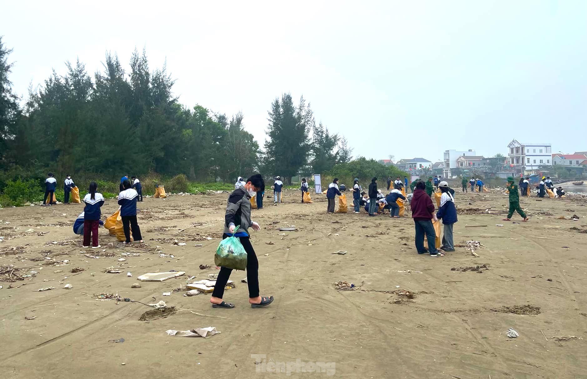 Chiến sĩ bộ đội biên phòng cùng đoàn viên thanh niên làm sạch bãi biển ảnh 13