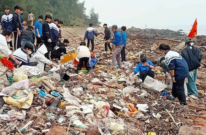Chiến sĩ bộ đội biên phòng cùng đoàn viên thanh niên làm sạch bãi biển ảnh 16