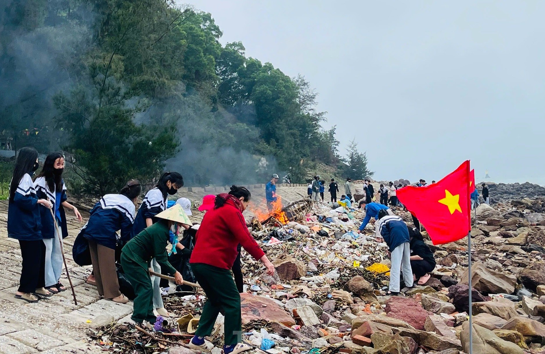 Chiến sĩ bộ đội biên phòng cùng đoàn viên thanh niên làm sạch bãi biển ảnh 17