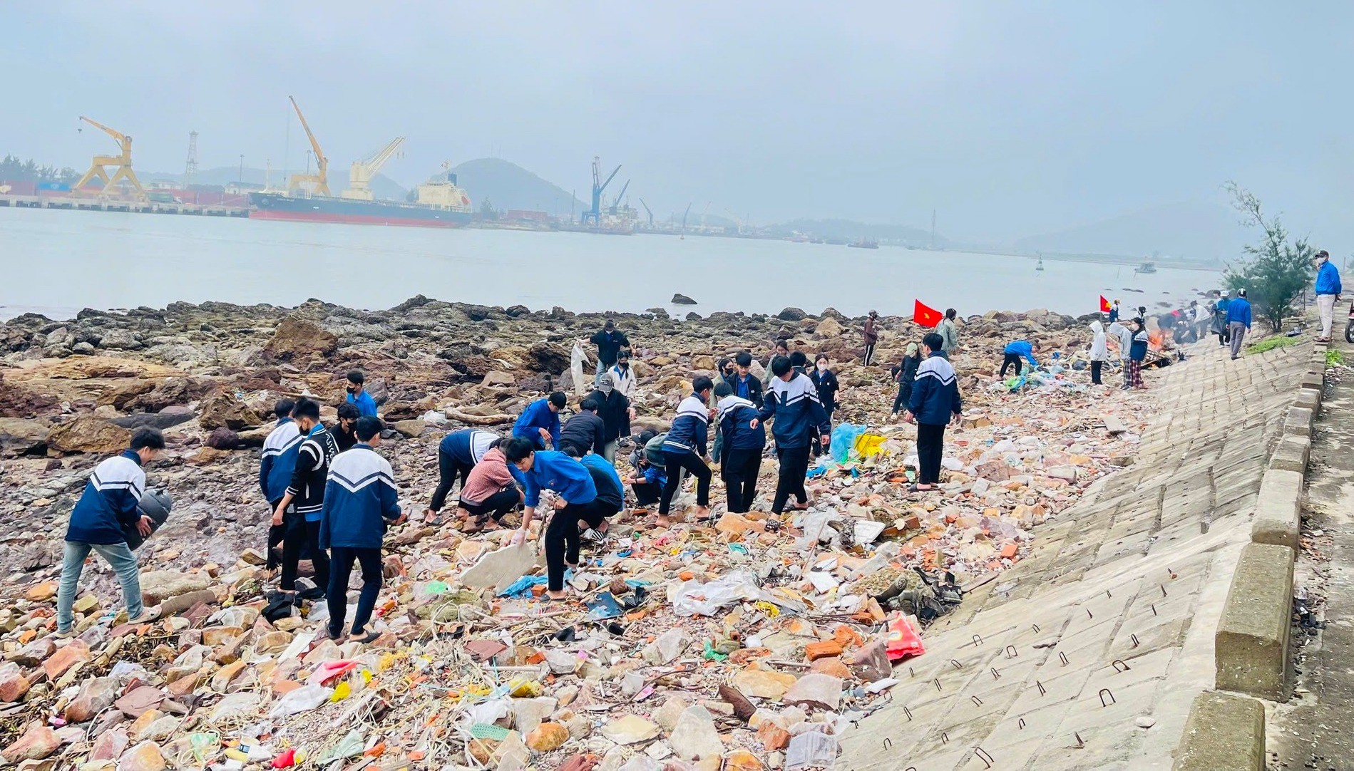 Chiến sĩ bộ đội biên phòng cùng đoàn viên thanh niên làm sạch bãi biển ảnh 18