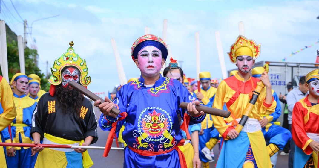 Lễ hội cầu ngư ở làng chài cổ khiến du khách không muốn về