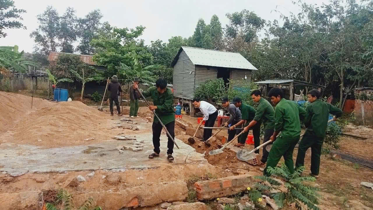 Hội Cựu chiến binh xã Ia Kdăm (huyện Ia Pa) chung tay giúp đỡ hội viên xóa nhà tạm, nhà dột nát