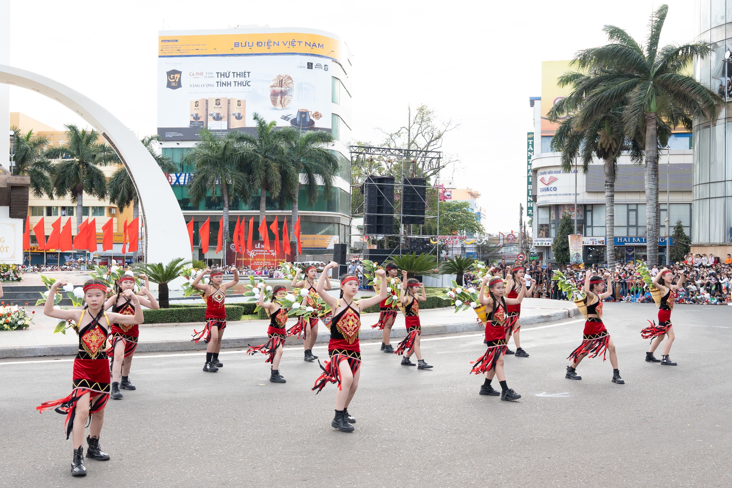 Đậm đà bản sắc Tây Nguyên trong Lễ hội Đường phố 2025 “Buôn Ma Thuột - Điểm đến của cà phê thế giới" - Ảnh 9.