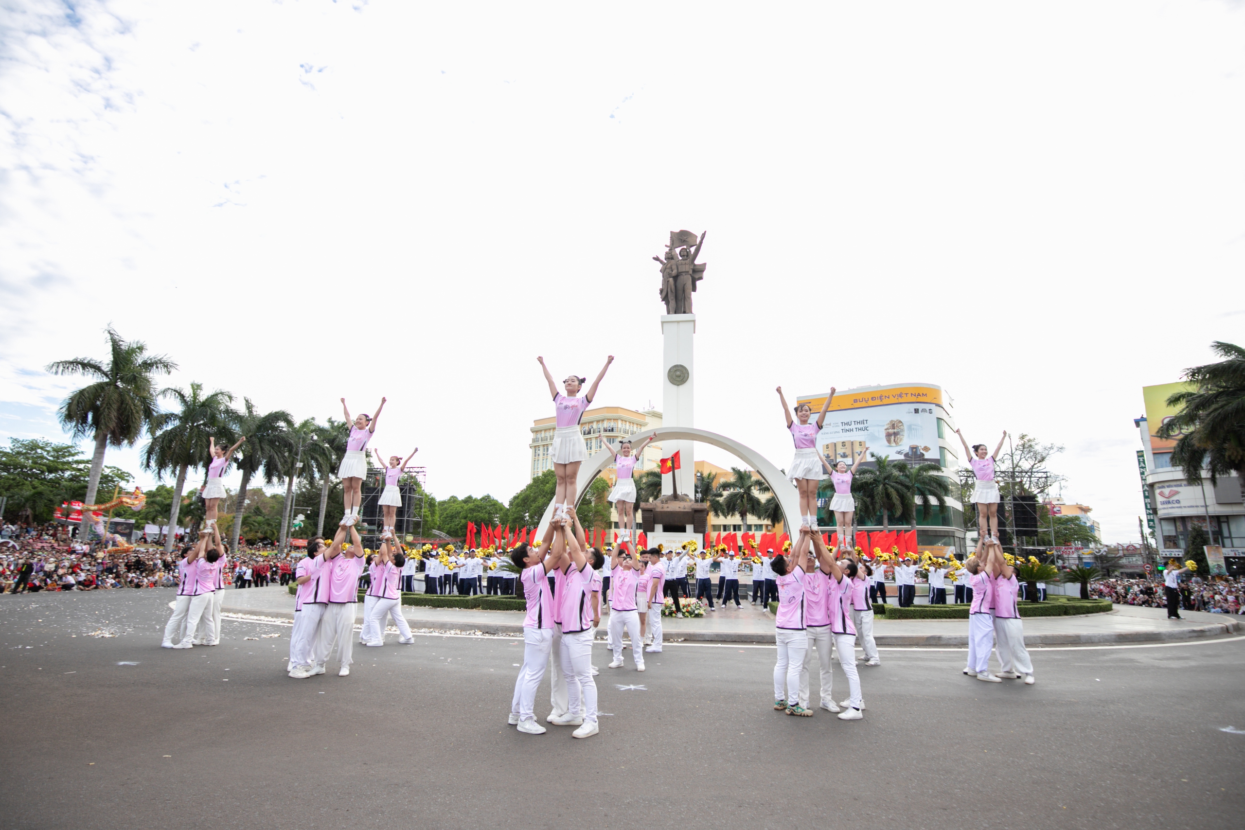 Đậm đà bản sắc Tây Nguyên trong Lễ hội Đường phố 2025 “Buôn Ma Thuột - Điểm đến của cà phê thế giới" - Ảnh 13.