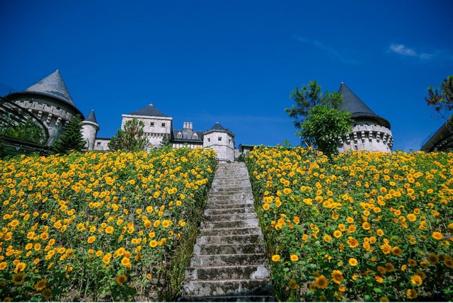 Sun World Ba Na Hills tưng bừng đón hàng nghìn du khách miền Trung - Tây Nguyên ngày đầu ưu đãi giá vé 350.000 VNĐ   - Ảnh 3.