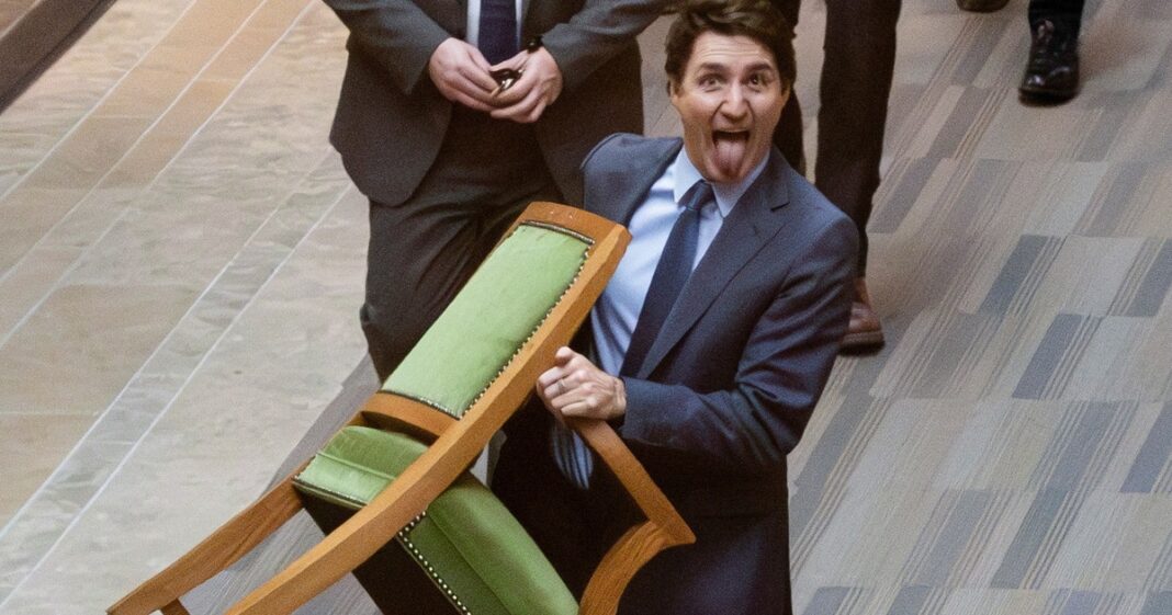 Thủ tướng Canada Trudeau gây bão khi vác ghế ra khỏi hạ viện