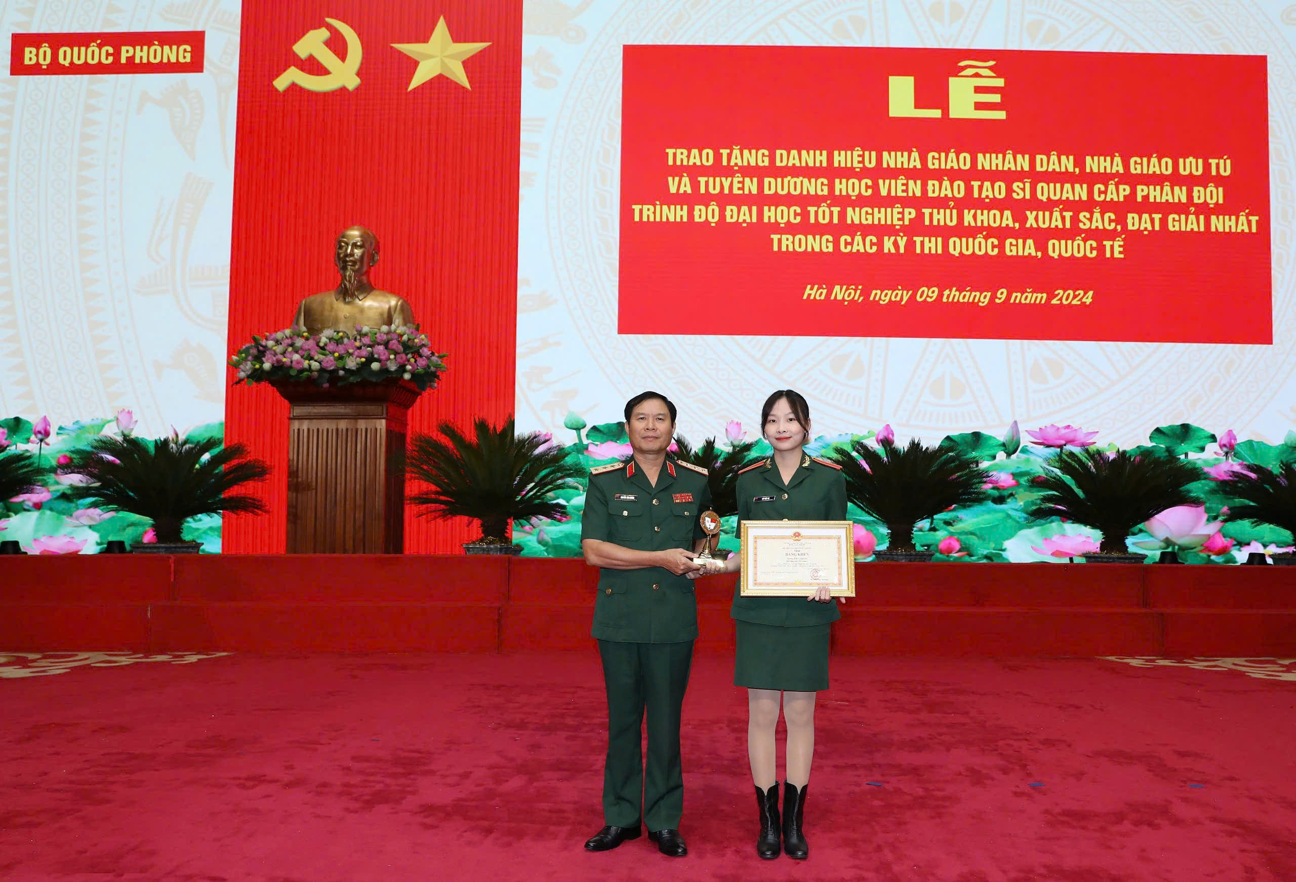 “Bóng hồng” duy nhất trong số 10 gương mặt trẻ tiêu biểu toàn quân - Ảnh 3. “Bóng hồng” duy nhất trong số 10 gương mặt trẻ tiêu biểu toàn quân - Ảnh 3.