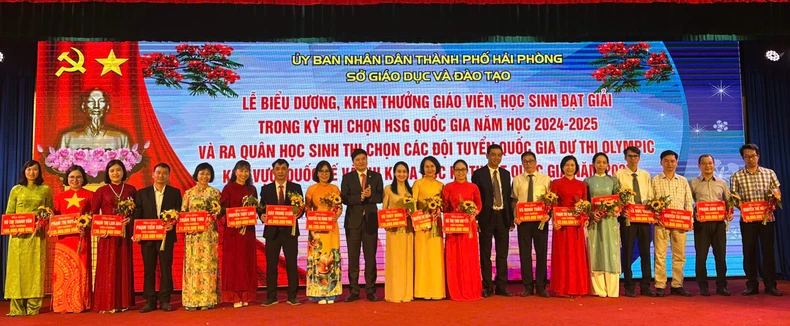 Hải Phòng khen thưởng giáo viên, học sinh đạt thành tích cao ảnh 2