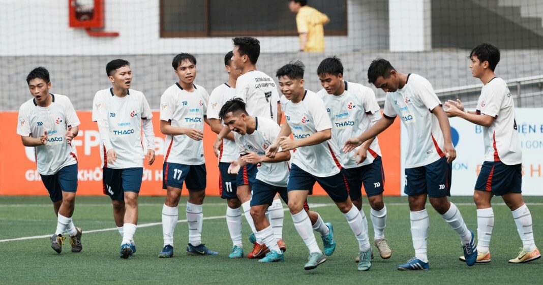 Đội cuối cùng vượt qua vòng bảng, lại trở thành đội đầu tiên vào bán kết