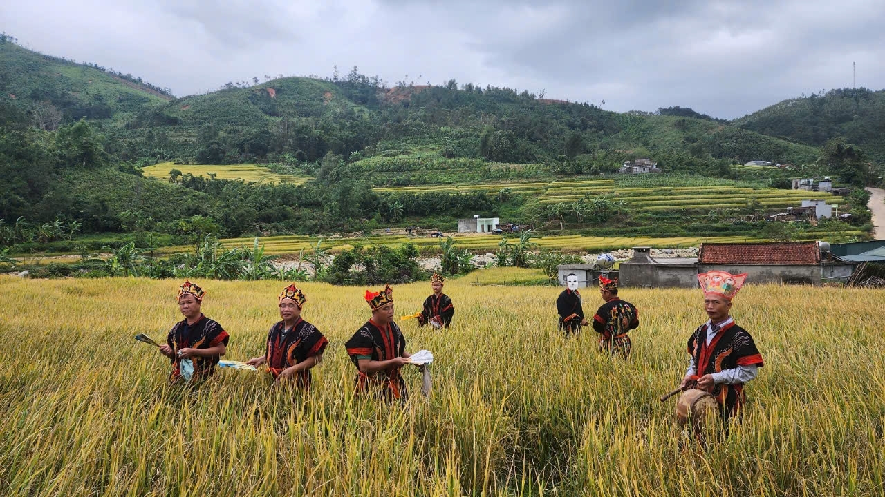 Người có uy tín Đặng Văn Thanh là một trong những gương sáng trong việc nỗ lực ""truyền lửa" văn hóa dân tộc ở Bình Liêu