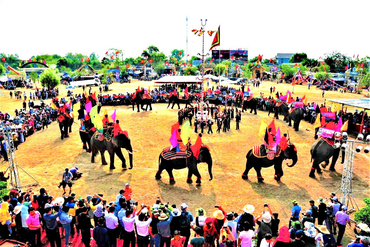 Nói tới Buôn Đôn không thể không nói tới Hội voi, một lễ hội độc đáo và chỉ có ở Đắk Lắk. Từ xa xưa, từ thời bà Trưng bà Triệu, đến những thớt voi chiến hùng dũng của Quang Trung - Nguyễn Huệ đã bao phen làm cho quân thù bạt vía kinh hồn, cho đến những năm tháng chiến tranh ác liệt trong cuộc kháng chiến bảo vệ Tổ quốc của nhân dân ta, Voi luôn là người bạn, là phương tiện tải đạn, tải lương thực giúp bộ đội, giúp đồng bào chiến thắng các đế quốc xâm lược, ngày nay voi tham gai các hoạt động thâ