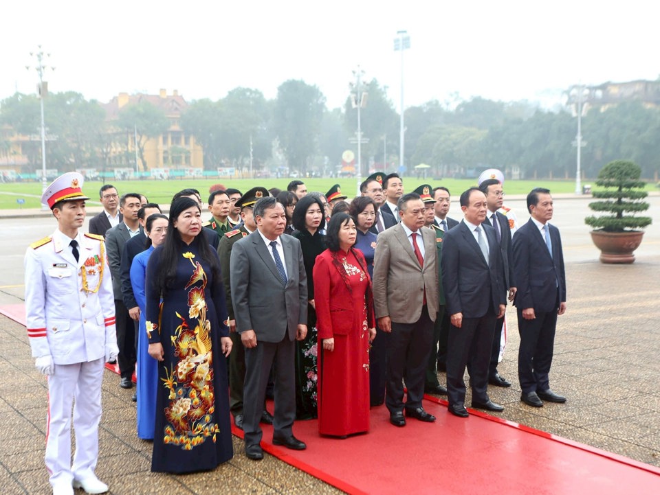 Các đồng chí lãnh đạo TP Hà Nội tưởng niệm Chủ tịch Hồ Chí Minh vĩ đại. 