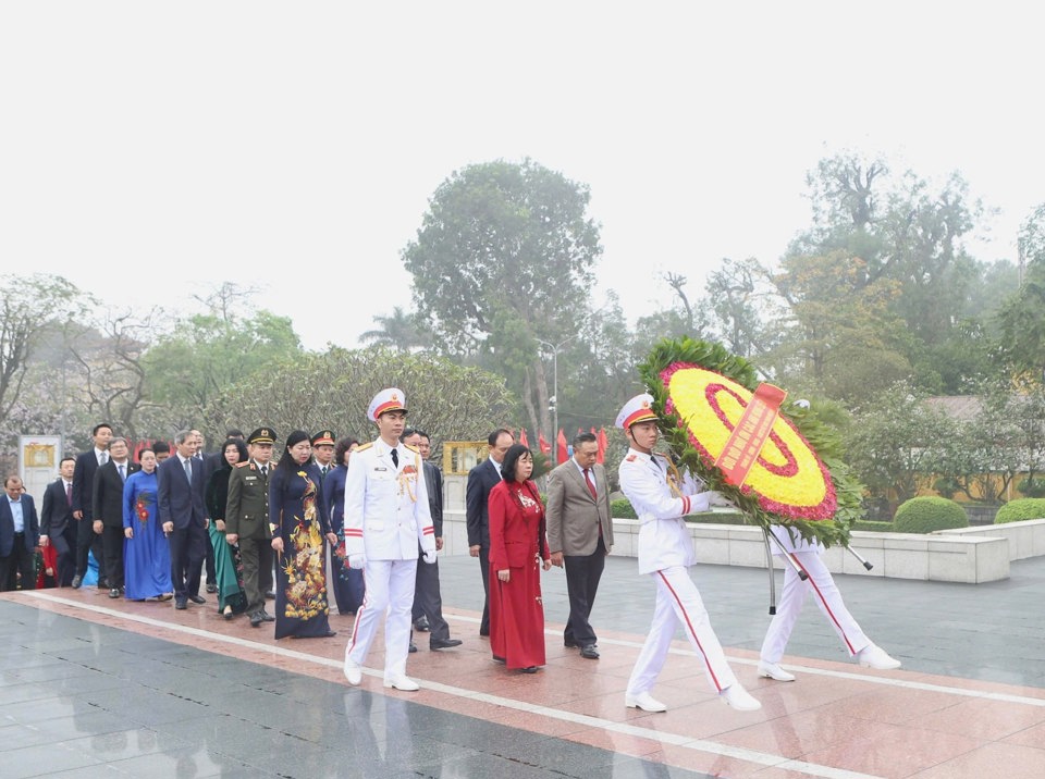 Đoàn đại biểu TP Hà Nội vào viếng các Anh hùng liệt sĩ tại Đài tưởng niệm các Anh hùng liệt sĩ trên đường Bắc Sơn.