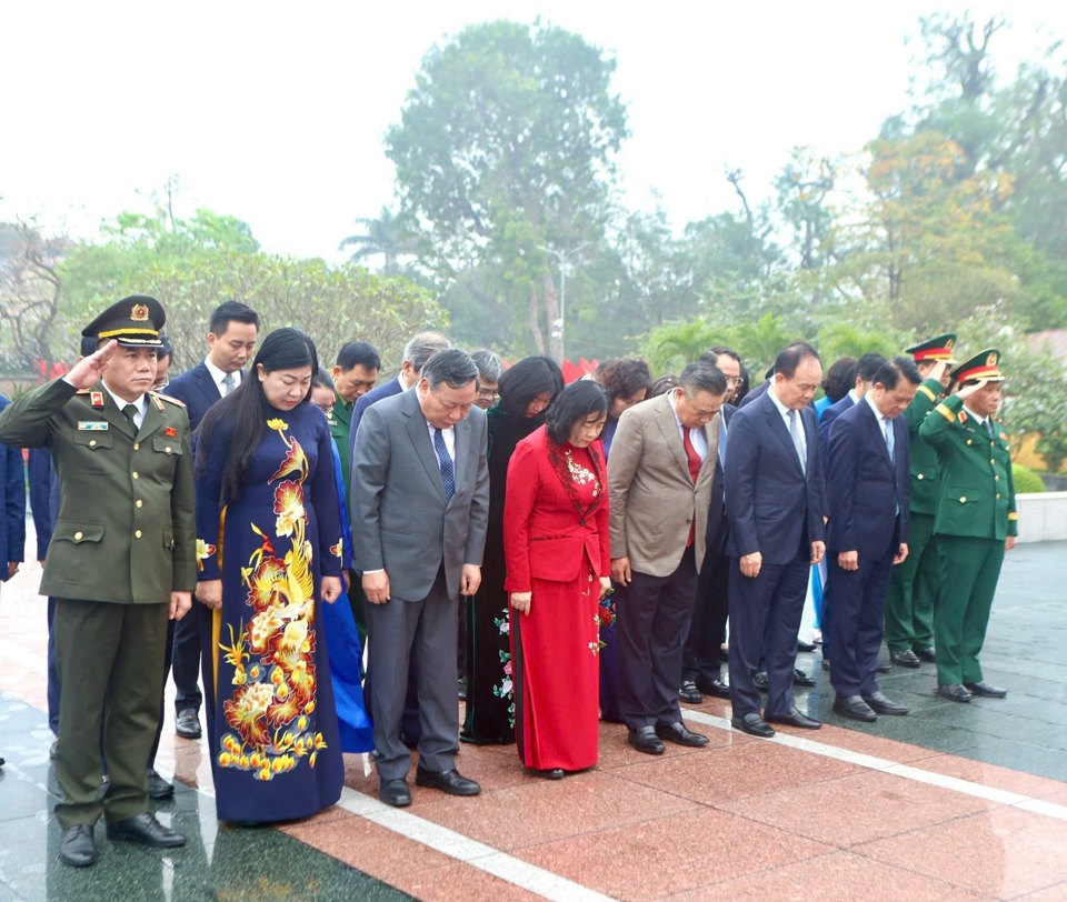 Các đồng chí lãnh đạo TP Hà Nội tưởng niệm các Anh hùng liệt sĩ.