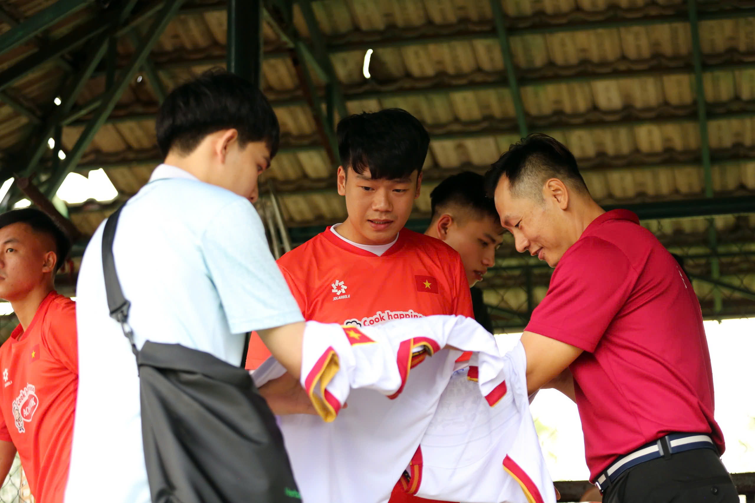Sốt vé trận Việt Nam đấu Lào: Chọn sân Bình Dương thay Mỹ Đình, nước cờ hay của VFF- Ảnh 2. Sốt vé trận Việt Nam đấu Lào: Chọn sân Bình Dương thay Mỹ Đình, nước cờ hay của VFF- Ảnh 2.