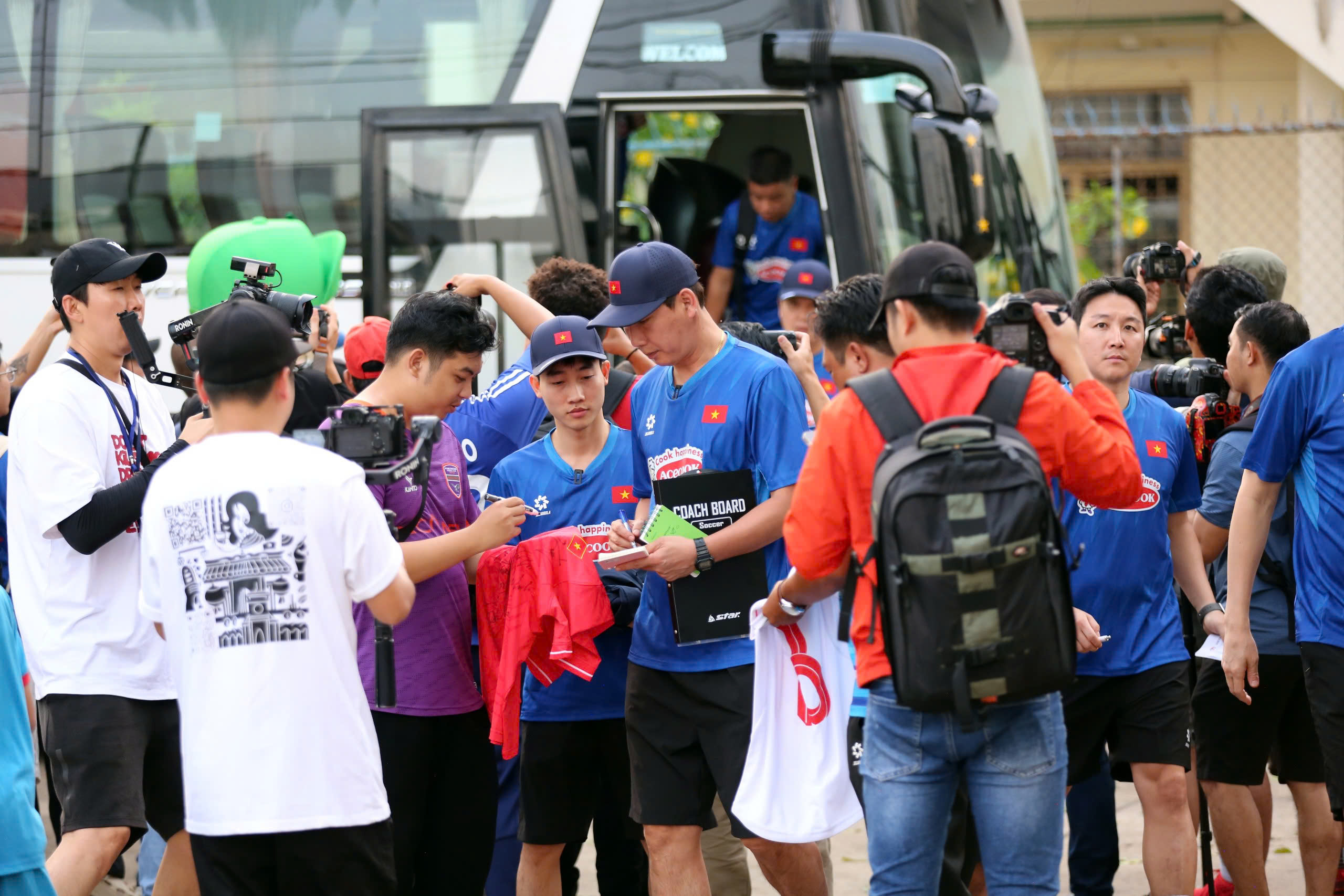 Sốt vé trận Việt Nam đấu Lào: Chọn sân Bình Dương thay Mỹ Đình, nước cờ hay của VFF- Ảnh 4. Sốt vé trận Việt Nam đấu Lào: Chọn sân Bình Dương thay Mỹ Đình, nước cờ hay của VFF- Ảnh 4.