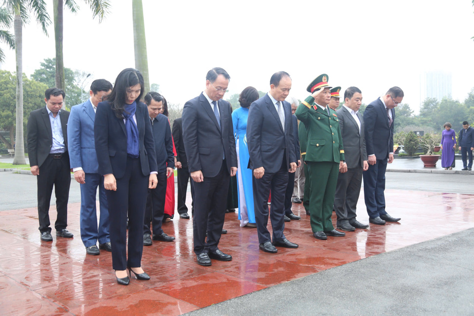 Đoàn đã dâng hoa, dâng hương tưởng nhớ các Anh hùng liệt sĩ, các vị tiền bối cách mạng