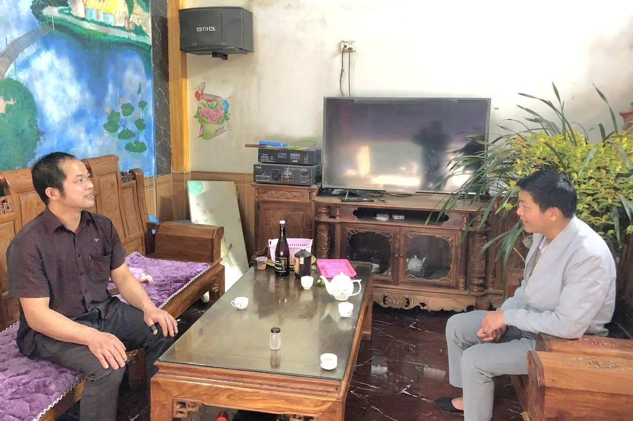 Không chỉ làm giàu cho gia đình, anh Sểnh (bên trái ảnh) còn giúp nhiều hộ nghèo trong xã, trong huyện xây dựng nhà cửa ổn định đời sống Không chỉ làm giàu cho gia đình, anh Sểnh (bên trái ảnh) còn giúp nhiều hộ nghèo trong xã, trong huyện xây dựng nhà cửa ổn định đời sống