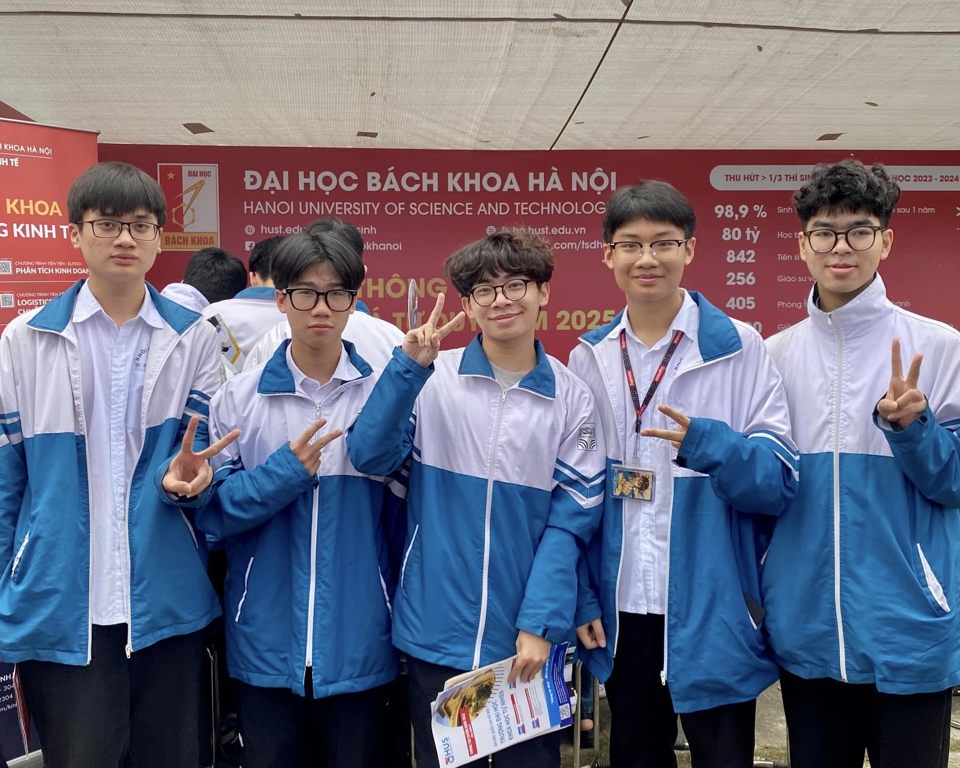 Học sinh hào hứng tham gia ngày hội tư vấn tuyển sinh 2025.