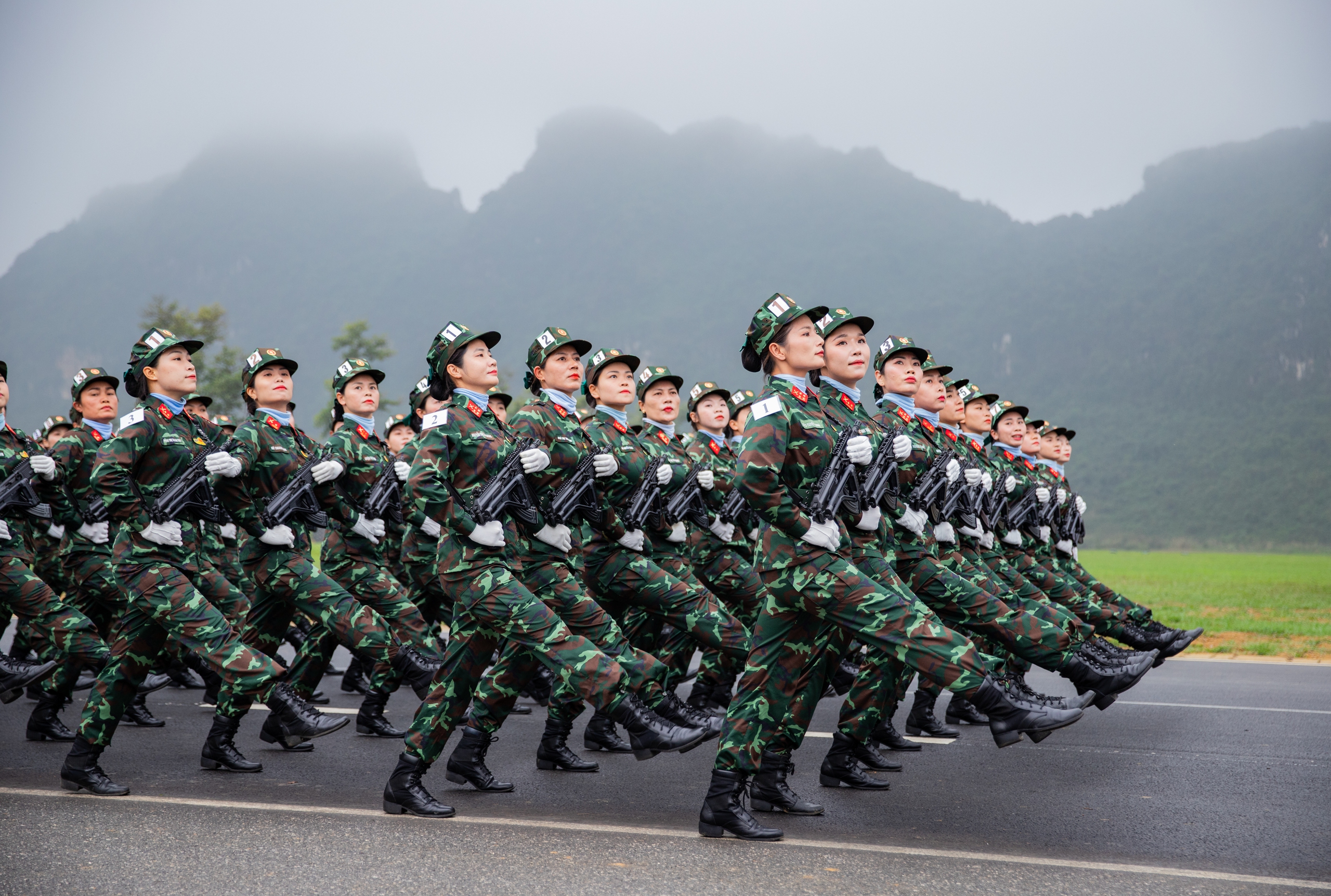 Nữ quân nhân hùng tráng trong hợp luyện diễu binh kỷ niệm 50 năm Ngày giải phóng Miền Nam- Ảnh 7.