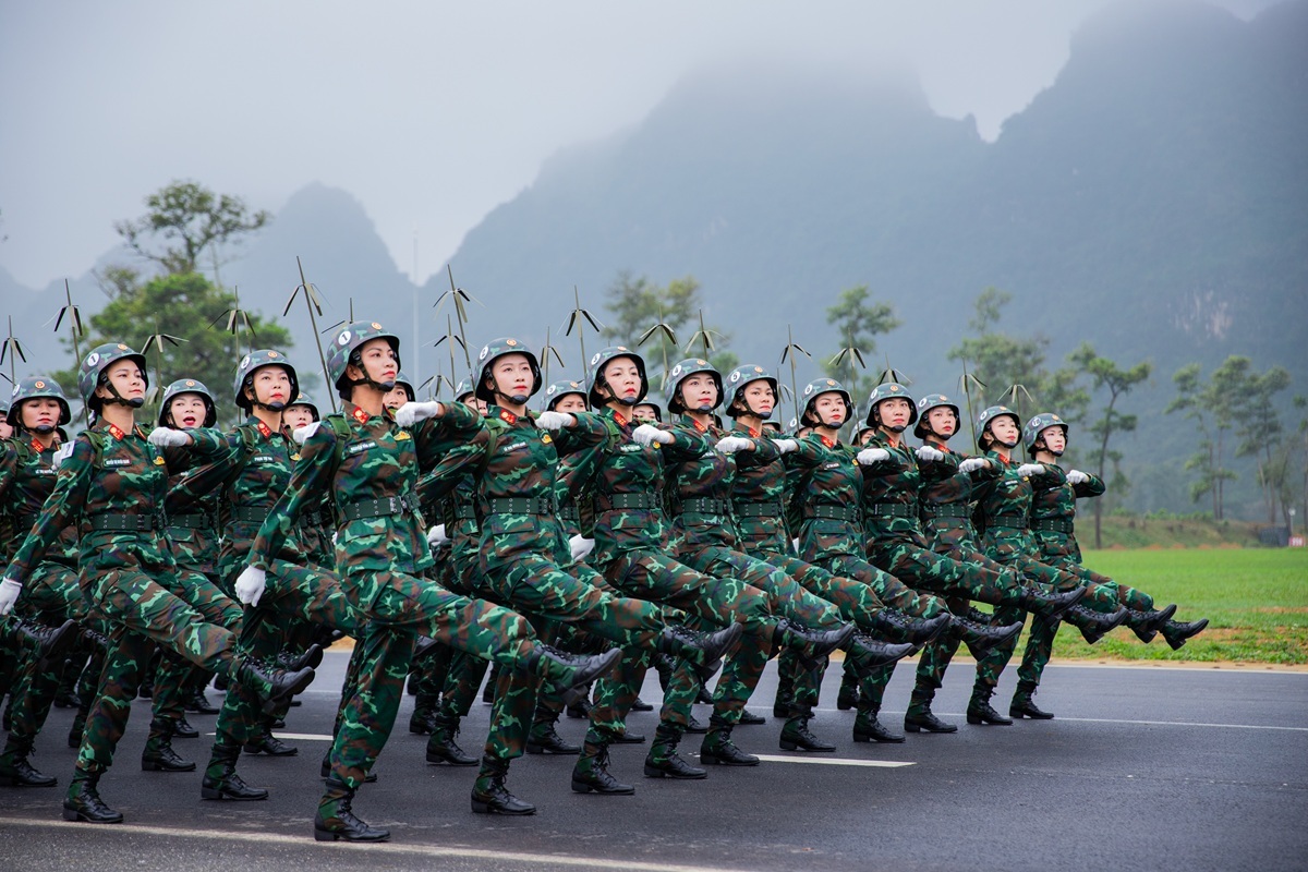 Nữ quân nhân hùng tráng trong hợp luyện diễu binh kỷ niệm 50 năm Ngày giải phóng Miền Nam- Ảnh 9.