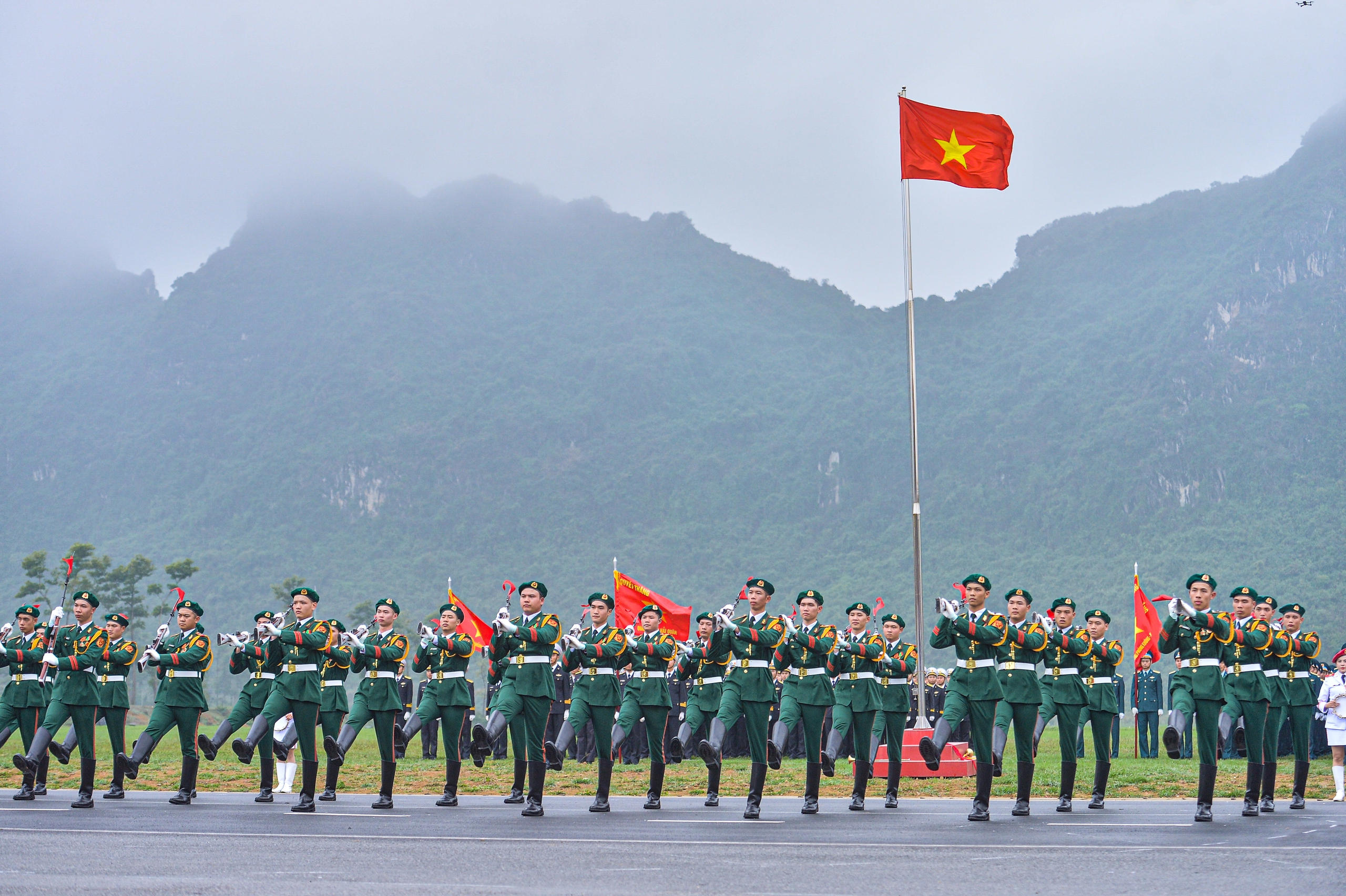 Lá cờ đặc biệt trong buổi hợp luyện diễu binh kỷ niệm thống nhất đất nước - Ảnh 7.