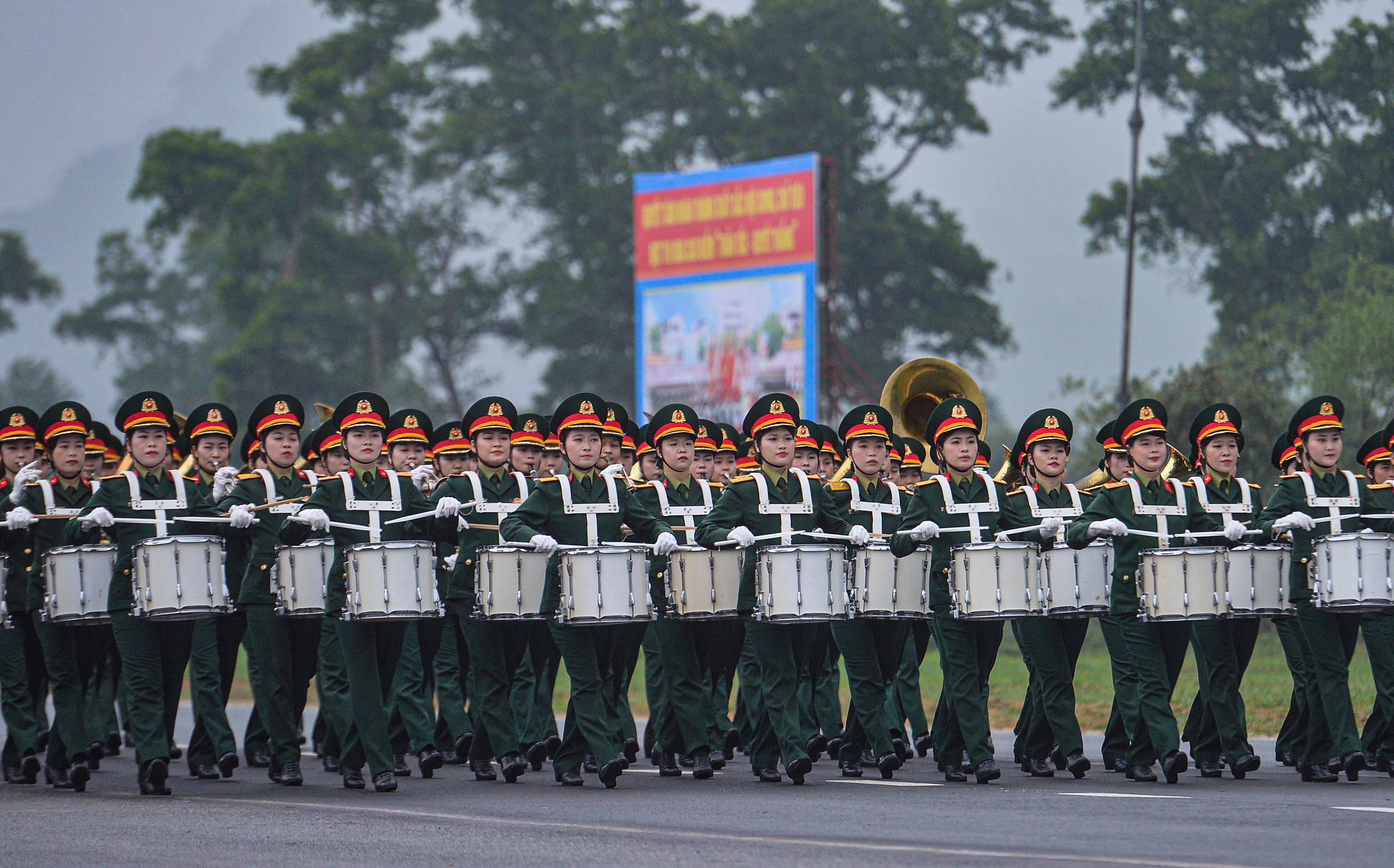 Lá cờ đặc biệt trong buổi hợp luyện diễu binh kỷ niệm thống nhất đất nước - Ảnh 15.