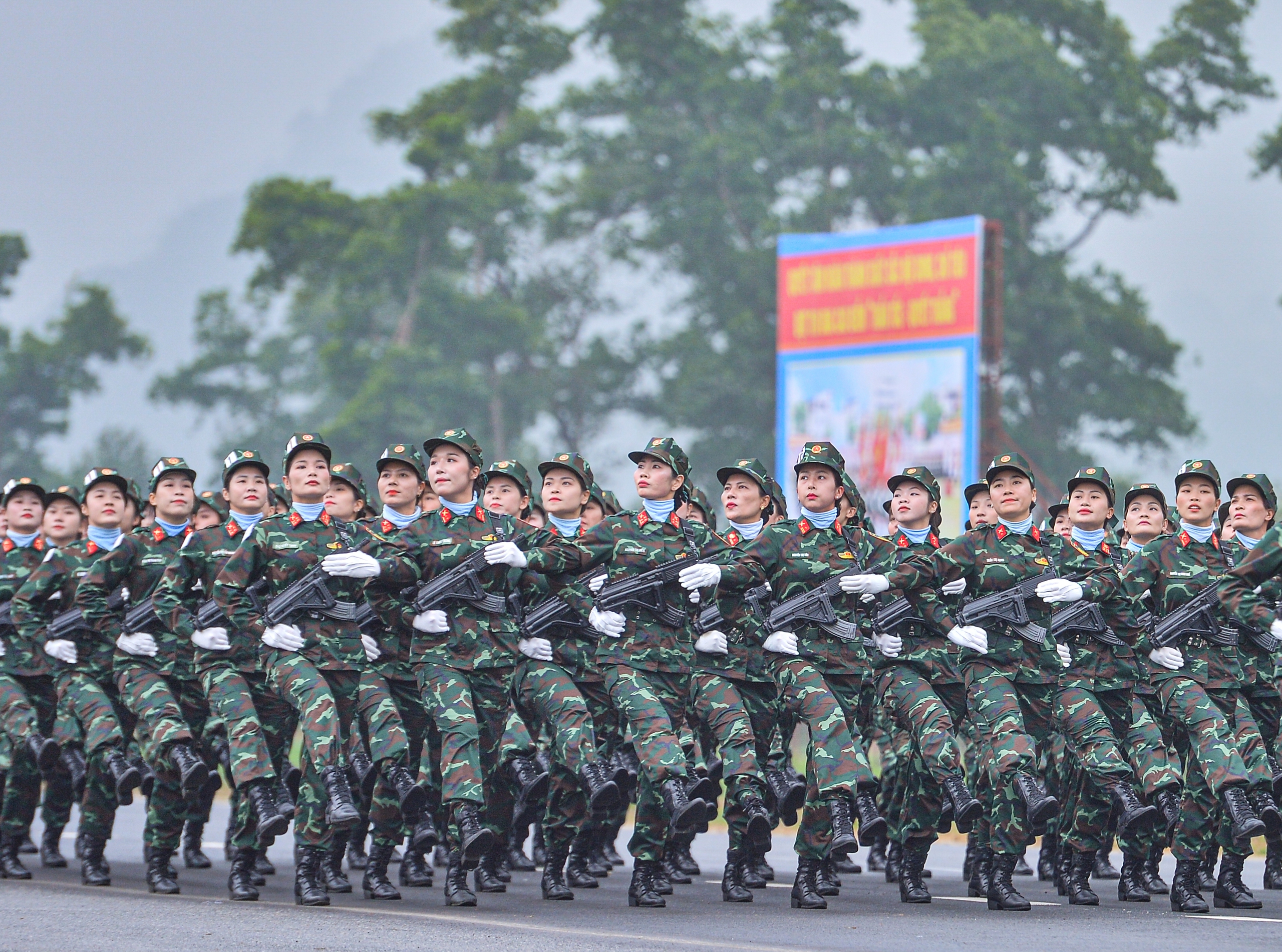 Lá cờ đặc biệt trong buổi hợp luyện diễu binh kỷ niệm thống nhất đất nước - Ảnh 24.