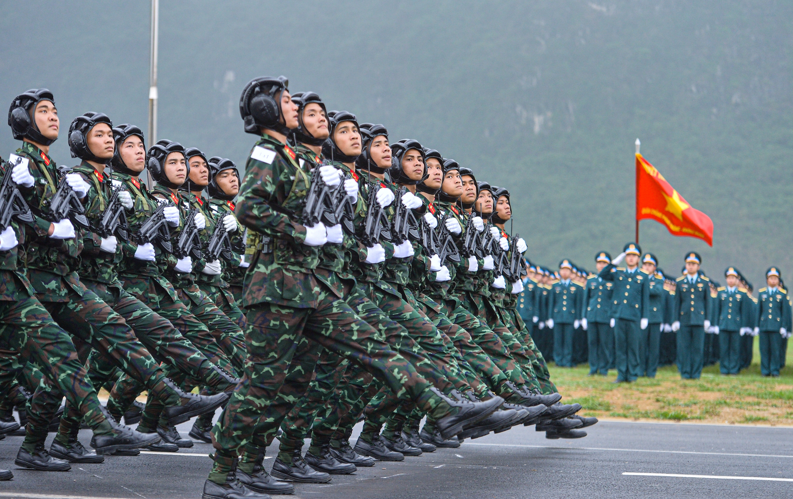 Lá cờ đặc biệt trong buổi hợp luyện diễu binh kỷ niệm thống nhất đất nước - Ảnh 27.