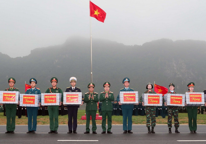 Thượng tướng Nguyễn Văn Nghĩa - Phó Tổng Tham mưu trưởng Quân đội Nhân dân Việt Nam và Trung tướng Đỗ Xuân Tụng - Phó Chủ nhiệm Tổng cục Chính trị Quân đội Nhân dân Việt Nam tặng quà các đơn vị tham gia hợp luyện. (Ảnh: Trọng Đức/TTXVN)